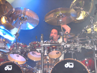 Deen Castronovo hinter seiner 'Festung', aus der heraus er auch noch singt