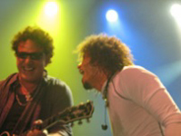 'Und, macht's noch Spaß live nach all den Jahren, Neal?' 'Na klar, Jeff, nur schade, dass wir dieses Level beide mit Soul SirkUS nicht erreicht haben.'