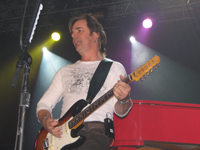 Der vielsaitige Jonathan Cain - diesmal an der Gitarre