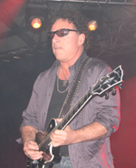 Der Gitarrengroßmeister am Beginn des Konzerts - Neal Schon bei einem seiner raren Auftritte in Deutschland