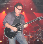 Das Konzert beginnt mit einem Gitarrensolo: Neal Schon in Aktion