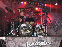 ... und Drummer Casey Grillo. (Die Mineralwasserflasche stört mein Ästhetikempfinden bei dem schönen Custom-Made Drum Kit!)