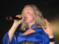 Dann der krasse Unterschied: Die nächste Liv, die von Leaves' Eyes!