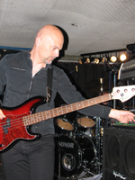 John Jowitt, immer gut gelaunt und einer der sympathischsten britischen Musiker überhaupt, heute für BLIND EGO am Bass