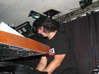 Fungiert hier im Hintergrund 'nur' als Keyboarder: Yogi Lang
