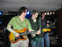 Real guitars have wings: Im Vordergrund Aushilfsgitarrist Guido Bungenstock