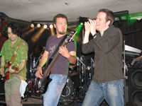 Sylvan live, in der Mitte Sebastian Harnack (Bass)