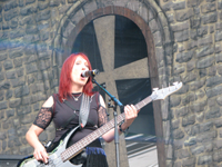 Enid am Bass bei Girlschool: 'C'mon Let's Go!