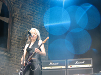 Mädchenschülerin Jackie Chambers und einige vom Regen hingezauberte Effekte