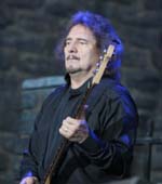 Geezer Butler heute mal mit blauen Haaren ...