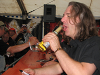 Prost! Ben Mathews (Thunder) hat Durst