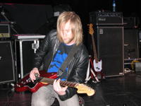 Auch er macht einen angestrengten Eindruck - er stimmt nicht, das ist WÄHREND der Show, weil bei PRR alle Mitglieder immer mehrere Sachen gleichzeitig machen ...