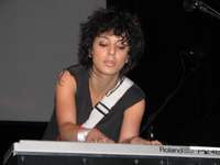 Chloe Alper, Bass, Keyboards und Gesang - alles gleichzeitig