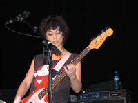 Chloe, mal nur mit Bassspielen beschäftigt