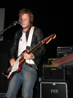 Wichtige Infos schreibt man sich wie damals in der Schule auf die Hand: Jon Courtney