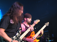 Die beiden Michaels, Gitarristen von Queensryche: Herr Wilton und Herr Stone