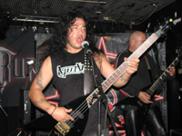 Ripping it up on bass: Robert Cardenas vertritt Karlos auf dieser Tour