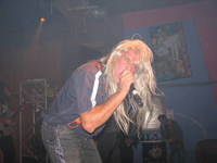 Der Sänger von MOM'S LAST LITTER verausgabt sich