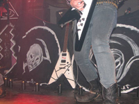 Enge Hosen, schwarze Kerzen, krackelige Backdrops und 'ne Flying V!