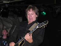 Und Gitarre spielt er ja auch noch!