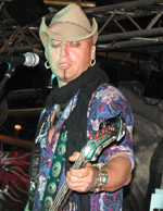 Der Mann mit Hut heißt Jogy Rathenberg (Bass bei Soul Doctor)