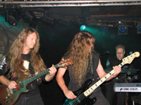 Victims of the spotlight: Die weißen Wölfe auf der Bühne