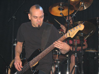 Groove-Monster Joey Vera wie üblich mit Super-Stageacting