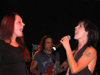 Fan Judith auf der Bühne zusammen mit Dolores O'Riordan bei 'Willow Pattern'