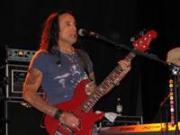 Ob mit THIN LIZZY, WHITESNAKE oder Dolores: Marco Mendoza hat immer gute Bühnenpräsenz!