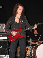 War schon bei den CRANBERRIES mit dabei: Steve DeMarchi (ex-ALIAS)