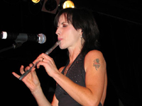 ... an der Tin Whistle beim Beginn von 'Human Spirit', einem neuen Song