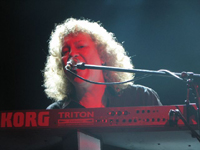 Jim Crichton singt wie immer 'Scratching The Surface'