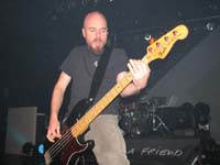 Energisch ging es los ... Gudze am Bass