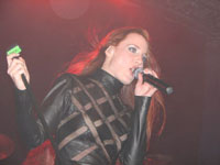 Simone steht den Gig tapfer durch, aber cancelt danach alles weitere