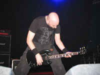 Den ganzen Set die gleiche Auf-und-ab-Bewegung ... Aaron Aedy an der Rhythmus-Guitarre