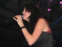 Sharon heute zum 1. Mal OHNE ihren Ehemann auf der Bühne