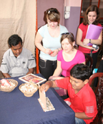 Elisa, Christina und Annemarie beobachten die Arbeit der 'anders Begabten' im Hilfsprojekt, das ursprünglich der Hilfe nach dem Tsunami gewidmet war, jetzt aber vorrangig Behindertenarbeit anbietet.