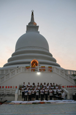Abendlicher Auftritt zu interreligiöser Zeremonie vor Friedenspagode auf dem heiligen Berg Rhumasalla in Galle