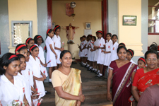 Begrüßung mit Blumen in der Mädchenschule in Galle