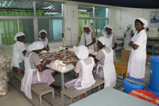 Nur junge Frauen arbeiten - z.B. hier bei der Abpackung der Gewürze. Kulturelle Normalität ist: Nach der Heirat kümmern sich die Frauen um die Familie und den Haushalt.