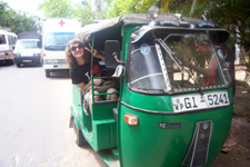 Wiebke lässt Gas geben - mit dem Tuck-Tuck durch Negombo.