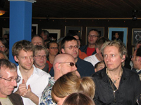 Die Musiker warten im Publikum während des Intros!