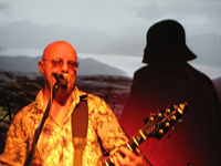 Und hinten passt der Wächter Argus auf, dass die Band sich treu bleibt!