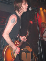 Singt in ein abgeschaltetes Mikro: Brian Robertson