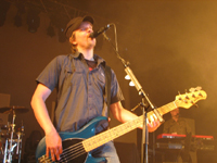 Mister Zuverlässig Christian Decker am Bass