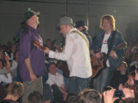 Einzigartig: 2 Songs direkt inmitten des auf dem Boden sitzenden Publikums gespielt