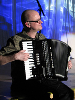 Die letzten traurigen Töne von Gero Drnek an der Quetschkommode