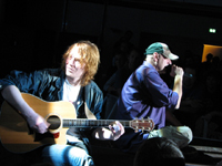 Die allerletzten Töne von Christof und Kai als Duo in spärlichem Licht