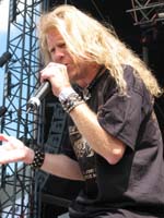 BREAKERs Greg Wagner kurz vor dem Sprung in die Menge