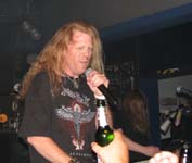 Greg Wagner (Breaker) und ein Fan sagt: Prost